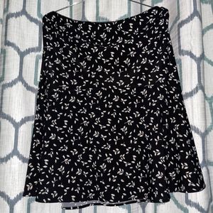 AMERICAN LIVING black skirt with some pattern like white leaves size XL